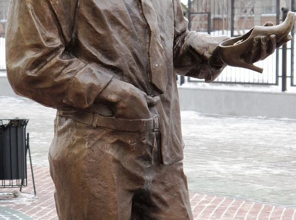 6. Зачем вы суете руку в штаны? Причем просто суете, даже не чешите там ничего