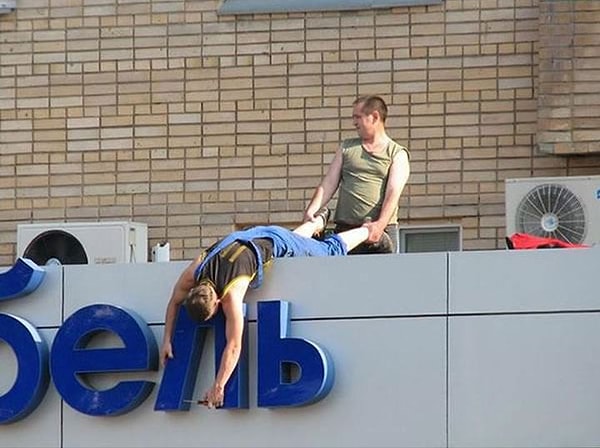 9. Они всегда занимаются какой-то фигней и похожи на клоунов. Хммм, у меня прикольная идея... Давайте по очереди бить каждого в руку и посмотрим, кто выдержит самый сильный удар. Или, ребята, давайте прыгнем в кактус. Или давай я въеду на своём джипе в кирпичную стену. Парни, какого черта? Как вы еще живы?