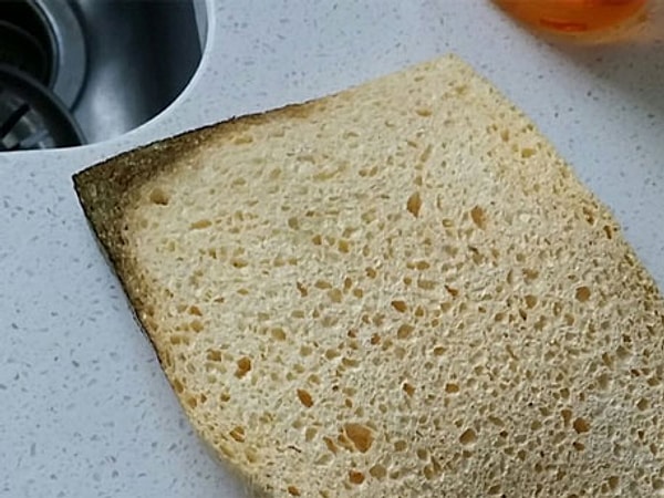 7. Недавно в твиттере разразился новый спор. Одни утверждают, что на снимке изображена губка для мытья посуды, другие – что это подгоревший хлеб. А вы как думаете, что это?