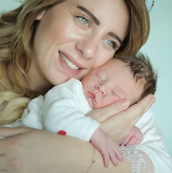 8. Самое лучшее на свете место для малыша - мамины руки.