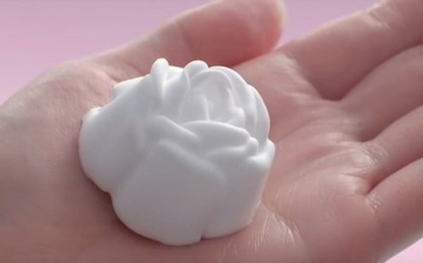 1. Моющее средство для лица, которое образует пену в форме розы