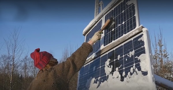 5. На крыше землянки находятся солнечные панели, вырабатываемое с помощью них электричество хранится в аккумуляторах. Так что у Юрия всегда есть свет и связь со внешним миром — в землянке есть компьютер и интернет.