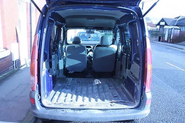 3. Пэм – 5-дверный Renault Kangoo. Она самостоятельно превратила его в домик на колесах за два месяца