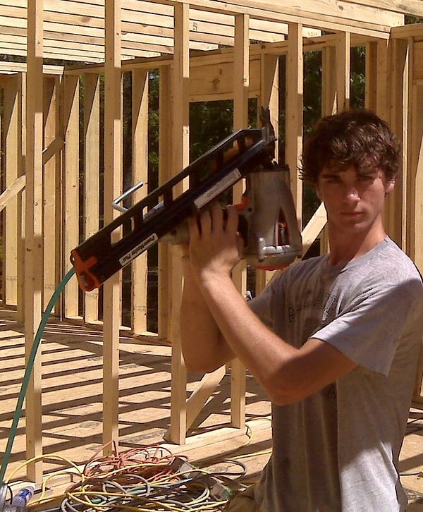 5. Поэтому вся семья (детям в то время было 17, 15, 11 и 2 года) начала новый проект — постройку собственного дома, ведь они не могли позволить себе купить жилье