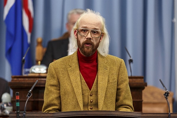 Речь идет о человеке по имени Óttarr Proppé.