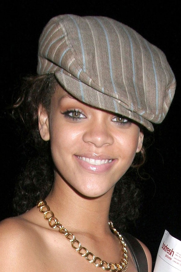 3. В те годы козырек был непременным условием. Не будь у вас его, папарацци и в голову бы не пришло смотреть в вашу сторону!
