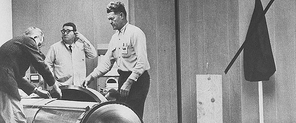 2. Через несколько дней его тело было помещено в контейнер с сухим льдом. Чуть позже его переместили в контейнер с жидким азотом. 15 лет спустя тело нашло пристанище в Alcor Life Extension Foundation в Скоттсдейле, Аризона, где оно находится до сих пор.