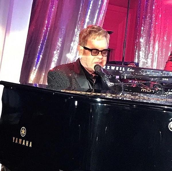 Elton John'un 12 şarkılık seti sırasında gelin damadın omzuna başını koyup sık sık gözyaşlarını tutamadı.