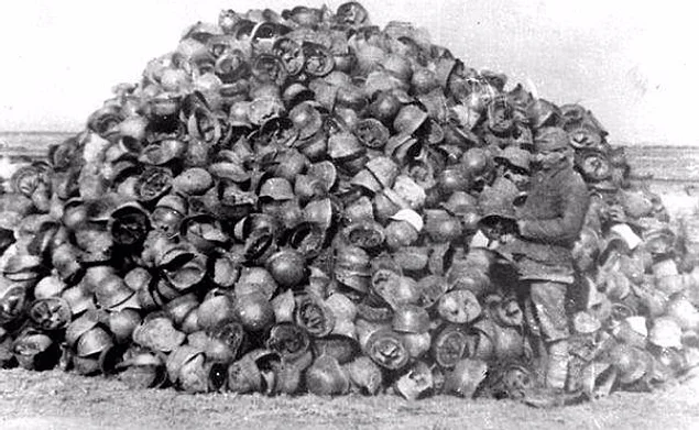 Брошенные каски капитулировавшей армии Паулюса. Одно из самых известных фото о Сталинградской битве.