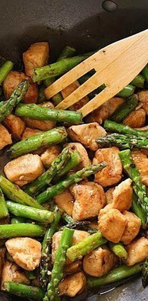 Курица со спаржей, обжаренная в лимонном соке