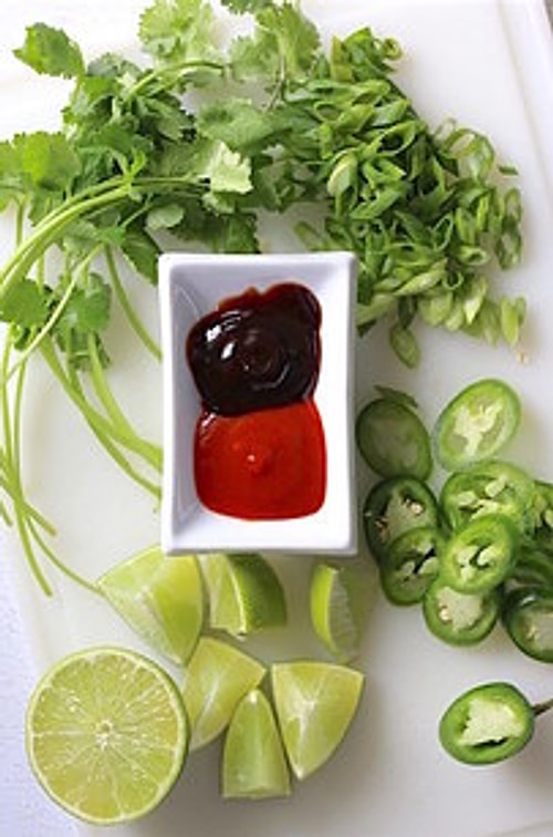 Рисовая лапша с курицей и зеленью