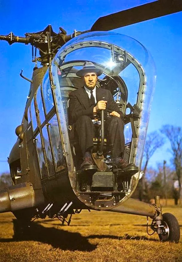 Изобретатель первого вертолета Игорь Сикорский в вертолете Sikorsky H-5, 1945 год.