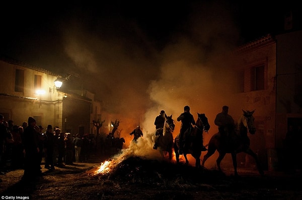 2. Костры разводят прямо на узких мощеных улочках Сан-Бартоломе-де-Пинарес