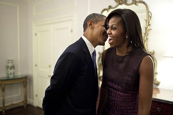 7. 2011 yılında gerçekleşen Birleşmiş Milletler Genel Toplantısı sırasında Barack Obama, Michelle Obama'nın kulağına bir şeyler fısıldıyor.
