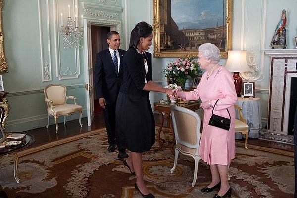 12. Michelle ve Barack Obama, Kraliçe Elizabeth'i karşılarken...