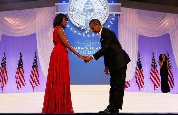 16. Washington'da bir baloda Barack Obama, eşi Michelle Obama'nın önünde eğiliyor, 21 Ocak 2013.
