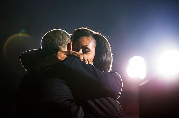 21. Iowa, Des Moines'e düzenlenen bir kampanya turunda Barack Obama ve Michelle Obama sarılması...