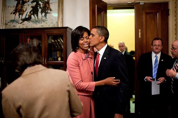 22. Başkan Obama, eşi Michelle Obama'yı öperken...