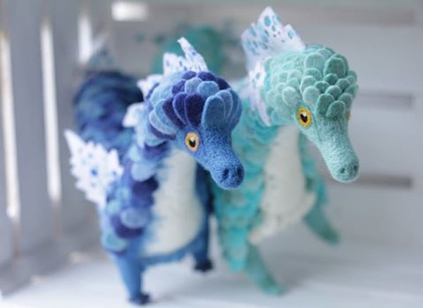 6. Алена даже дает имена своим маленьким фетровым друзьям.