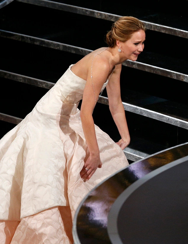 Дженнифер Лоуренс была так взволнована тем, что получила Оскар, что споткнулась, пока шла за своей наградой. К ее чести, она лишь посмеялась и вновь стала самой собой