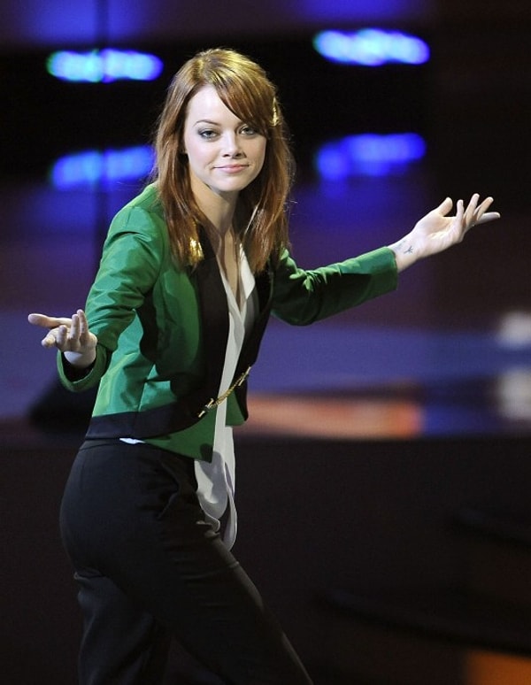 5. Эмма Стоун споткнулась, когда шла на сцену, чтобы получить награду People's Choice award. Вместо того, чтобы смутиться, она повернулась к камере и показала, насколько ей все равно