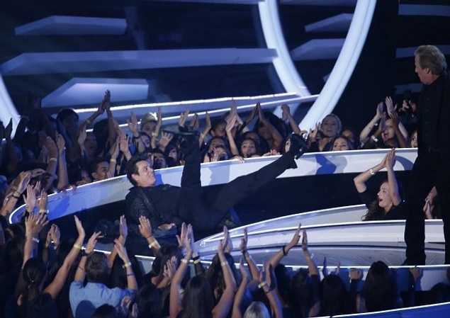 Джим Керри упал со сцены во время MTV Video Music Awards и показал одно из своих каноничных выражений лица