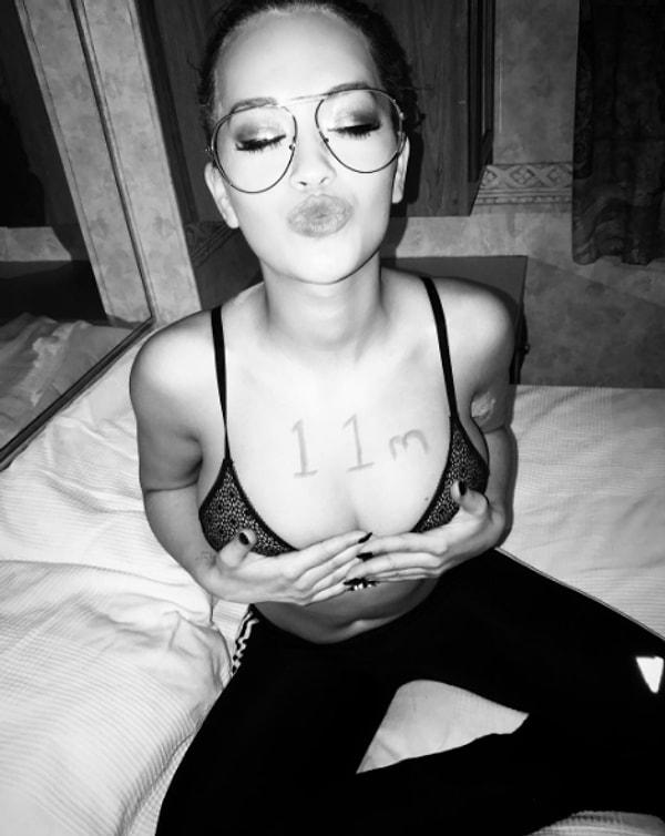 7. Instagram'da 11 milyon takipçiye ulaşan Rita Ora, bunu paylaştığı seksi bir fotoğrafla kutladı.