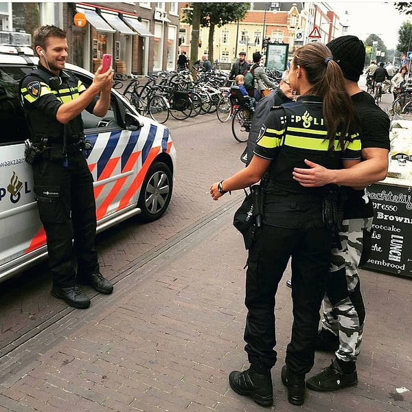 10. Даже когда Ночтли не была столь известной, многие люди просили ее сфотографироваться с ними, так нравилась им красотка в форме! Конечно, отказать она не могла.