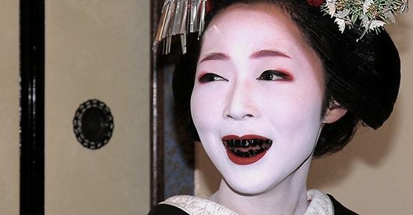 5. M.S 250 yıllarında Japon kadınlar dişlerini demir bazlı, içinde baharat da olan siyah bir boya içerek siyaha boyuyordu. 1870'li yıllarda bu akım Japonya'nın modernleşmesi için yasaklandı.