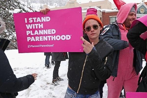 Kristen Stewart da "planlanmış ebeveynliği destekliyorum" yazan pankartıyla kürtaj ve doğum kontrol yasaklarına karşı çıkıyor.