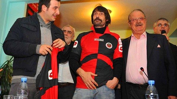 İlhan Cavcav; dizi ve tiyatro oyuncusu Erdal Beşikçioğlu'nun dayısı, futbolcu Tayyar Cavcav'ın yeğenidir.