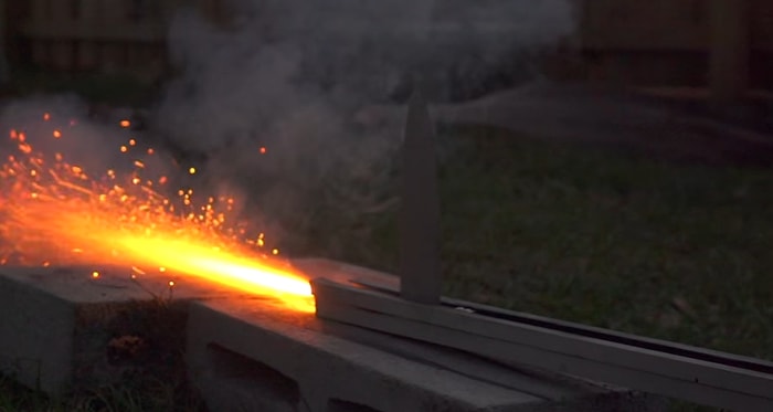 1000 Dereceye Kadar Isıtılmış 240 Km Hıza Sahip Bıçak ile Parçalanan Objeler