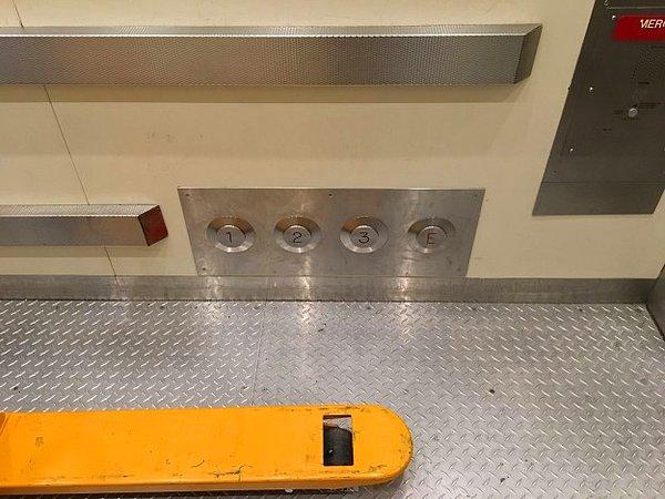 1. Elleriniz doluysa ayağınızla kontrol edebileceğiniz bu asansör.