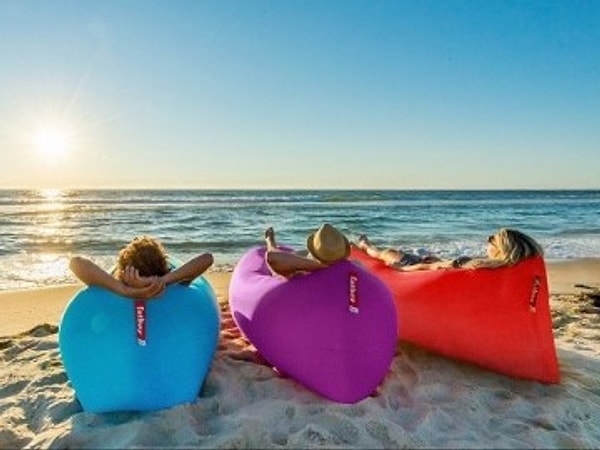 2. Воздушный диван, который самостоятельно надувается за считанные секунды
