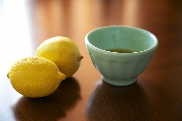 6. Limon suyunu direk olarak saçınıza uygulamayın mutlaka su ve zeytinyağı ile uygulayın.
