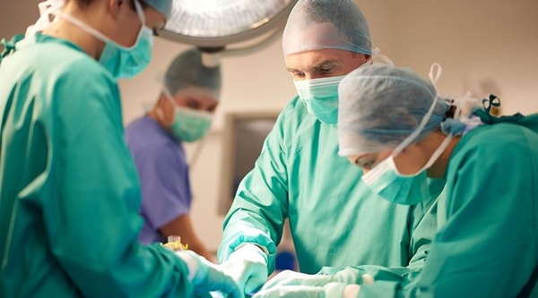 Известно, что во время операций врачи непрерывно видят кровь.