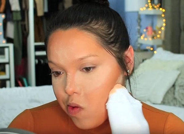 1. Использовать носок вместо спонжа для макияжа.