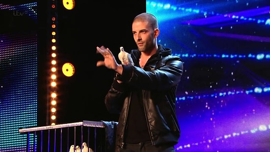 İngiltere Yetenek Yarışmasında İllüzyon Numaraları ile İzleyenleri Büyüleyen Yarışmacı