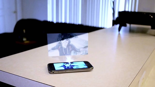 К тому же, сама голограмма очень мала. Компания говорит, что это зависит от размера экрана вашего устройства, и размер голограммы будет составлять примерно половину экрана.