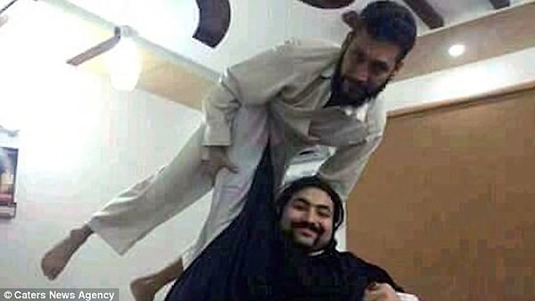 5. В его родном городе Мардане он является настоящей знаменитостью