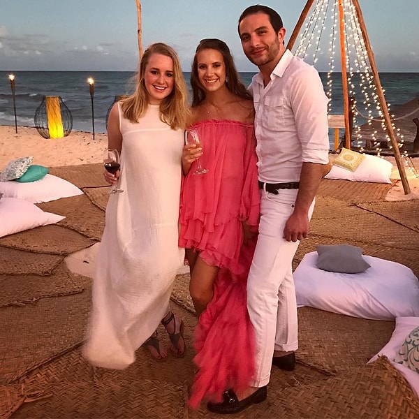 3. Невеста предстала перед гостями в розовом платье, а жених – в неформальных светлых брюках и белой рубашке.