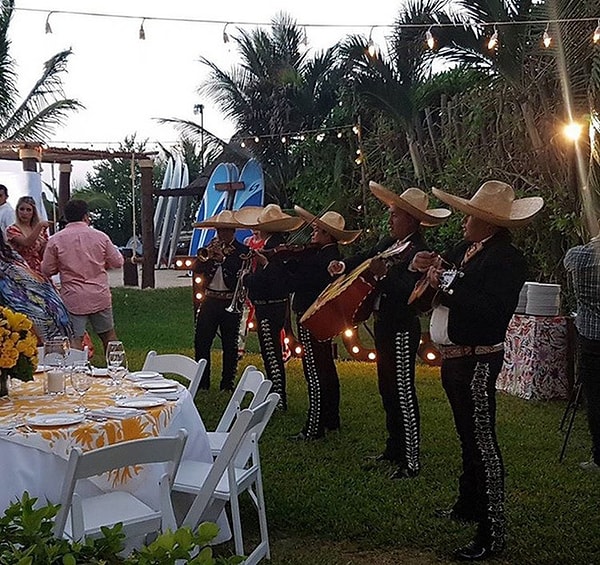 6. А развлекали гостей мексиканские артисты в народных костюмах.