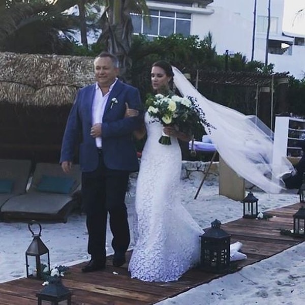 9. К алтарю девушку вел ее отец – бизнесмен Сергей Пластинин.