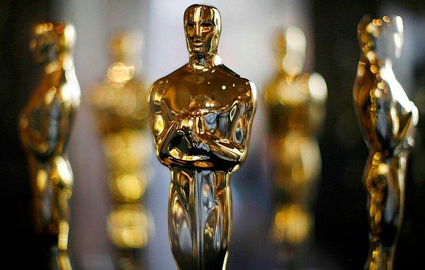 Bu sene 96. Oscar Ödüllerinin gerçekleştiği Los Angeles adeta ünlüler geçidine dönüştü, kırmızı halı resmen dolup dolup taştı! Sinema dünyasının enlerinin seçildiği bu gecede olaylar sosyal medyayı ayrı bir salladı.