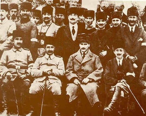 12. 1902'de Harp Okulu'ndan teğmen olarak mezun olan Atatürk'e, 19 yıl sonra 19 Eylül 1921'de son rütbesi verildi, mareşal oldu ve "gazi" unvanını aldı.