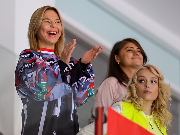 7. Несмотря на большие сроки беременности, Пелагея старалась посещать все матчи с участием супруга.