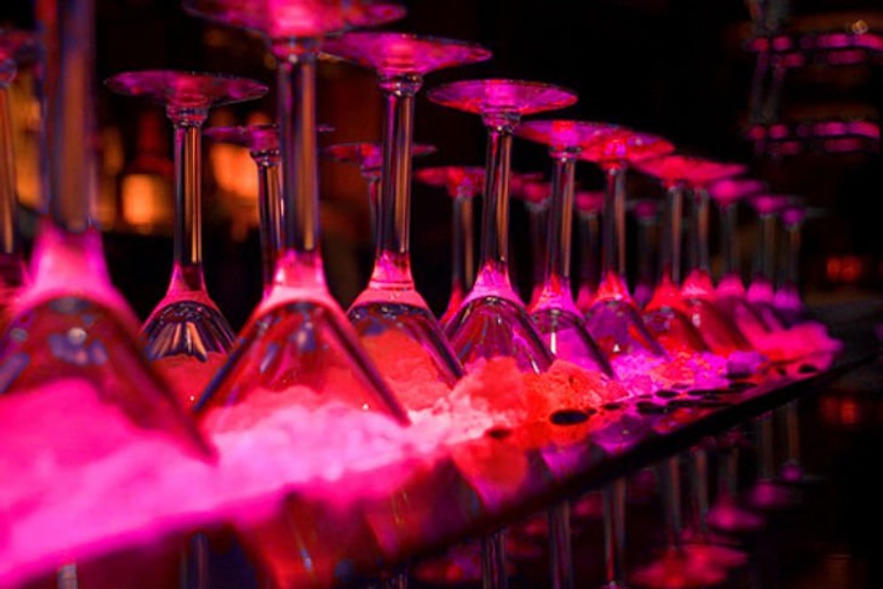 Deneyler Doğruladı: Sarhoş İnsanların Arasındayken Çok İçtiğinizi Fark Etmek Daha Zor!