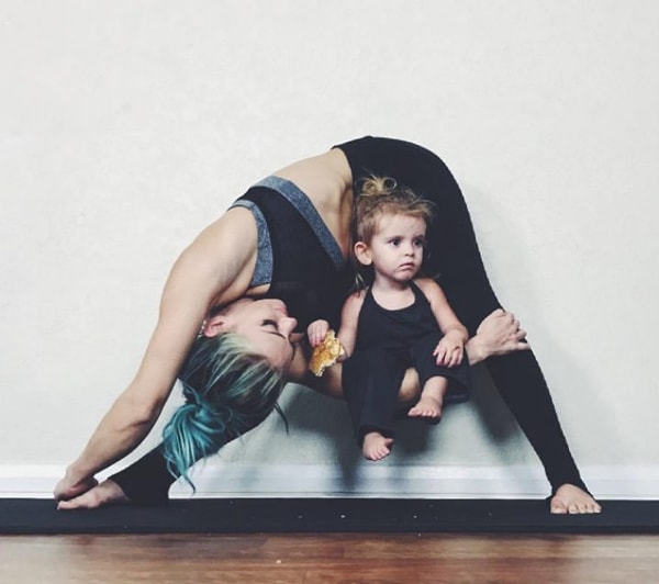 6. "Я конечно не совсем понимаю, что здесь происходит, но тут дают блинчики, так что я, пожалуй, останусь здесь", - написано на лице малышки