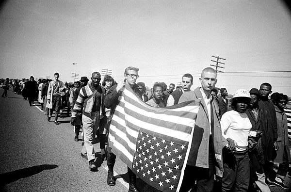 12. Birçoğunuzun daha önce duyduğu, 1965 yılında Alabama'nın Selma kentinde, Martin Luther King önderliğinde gerçekleşen özgürlük yürüyüşünden bir fotoğraf...