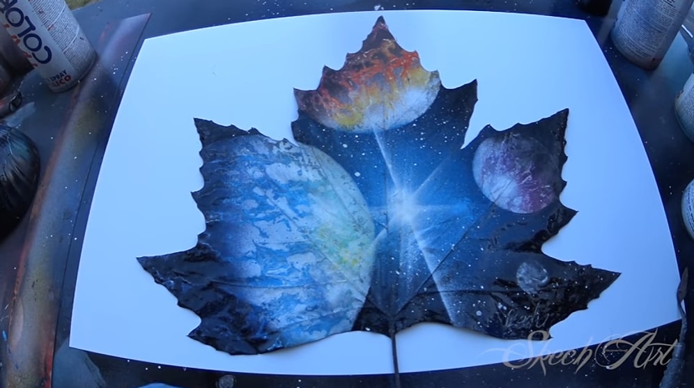 Yaprak Üzerine Spreyle Evren Resmeden Sanatçı